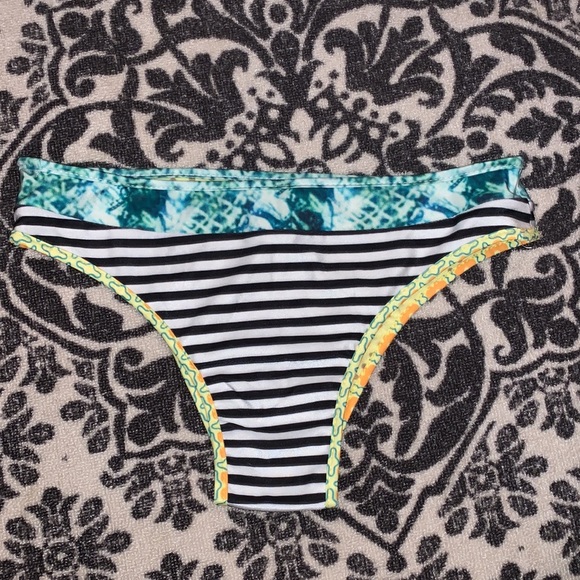 🏖️🌴 Unique reversible bikini - Picture 5 of 9